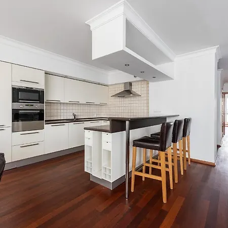 Bukowinska 12: Spacious Two-bedroom With Balcony And Parking