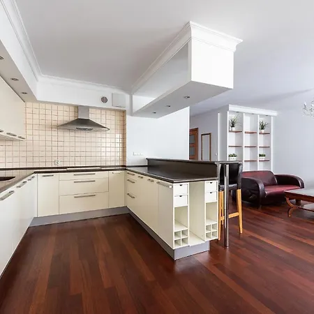 Bukowinska 12: Spacious Two-bedroom With Balcony And Parking